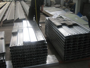 Porcellana Purlins d'acciaio galvanizzati della costruzione di struttura d'acciaio per lo strato del tetto di sostegno fornitore