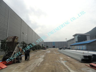 Porcellana Luce costruzioni d'acciaio industriali prefabbricate di Multipan di ASTM 65 x 95 con i pannelli composti fornitore