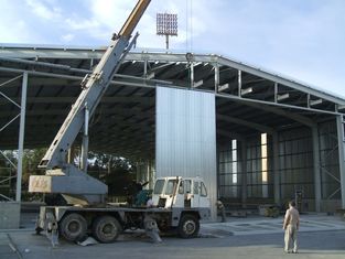 Porcellana Acciaio diritto Pre-costruito annunciato della colonna dei hangar per aerei d'acciaio fornitore