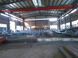 Porcellana Costruzioni d'acciaio industriali della struttura d'acciaio pre costruite con il tetto Panles fornitore