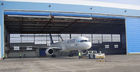Porcellana Singoli hangar per aerei d&#039;acciaio della baia PEB con le porte elettriche del Rotolo-su fabbrica