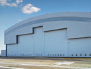 Hangar per aerei d'acciaio prefabbricati del sistema di copertura della curva con le porte elettriche dello scorrevole